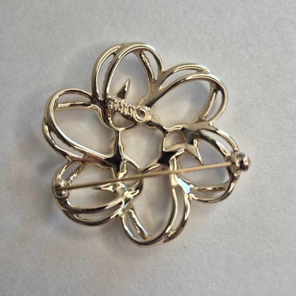 Retro pin, brooch.  Gold tone swirl. Vintage about 1974-75. - Picture 7 of 8